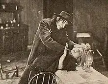 Affiche montrant la scène où le docteur se transforme en monstre sous le regard horrifié d'un autre homme.