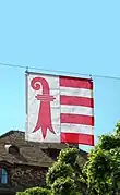 Le drapeau cantonal pendu dans les rues de Delémont.
