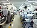 Ligne de production de chemises dans une usine de prêt-à-porter au Bangladesh en 2013.