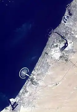 Image satellite de Dubaï avec le Khor Dubaï en haut.