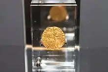 Pièce en or représentant le comte de Savoie Amédée VIII agenouillé devant saint Maurice.