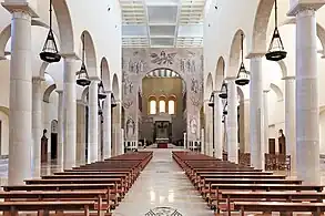 L'intérieur avec les trois nefs.