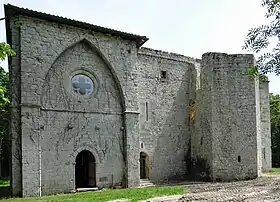 La porte de la chapelle et la tour d'escalier