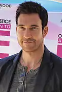 Dylan McDermott dans le rôle de Johnny Morgan