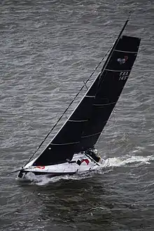 Le monocoque en mer vu depuis le ciel.