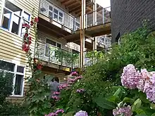 Les seniors ne sont pas oubliés ; ils ont collaborativement conçu leurs logements avec l'architecte, EVA et la municipalité