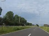 Route parallèle à l'autoroute.