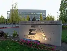 Photo d'un immeuble avec le logo Electronic Arts au premier plan.