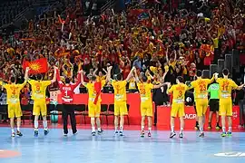 Devant ses supporters.