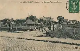 La présence de lignes de chemin de fer et de tramways desservant la ville facilita l'urbanisation de la commune, notamment sous forme de lotissements, comme celui-ci