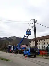 TST HTA travaillant sur une ligne HTA sous tension.