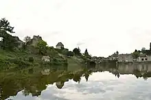 Étang au pied de la forteresse