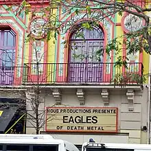 Affichage au-dessus de la porte du Bataclan "Nous production présente Eagles of Death Metal".