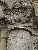 Un goule engoulant une colonne, église Notre-Dame d'Échillais.