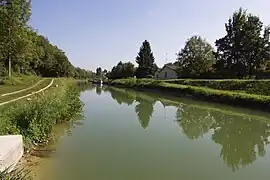 Le canal du Loing au nord de Moret-Loing-et-Orvanne.