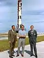 Mitchell (à gauche) et les autres membres de l'équipage Apollo 14 devant le lanceur Saturn V qui doit les envoyer sur la Lune.