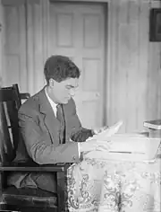 Photographie en noir et blanc d'un homme assis de profil