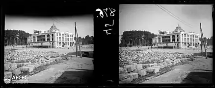 Le bâtiment avec sa coupole,  sur une place de Catalogne en construction.