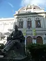Statue de Joaquín Víctor González devant la présidence de l'UNLP.