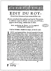 Reproduction de l’édit de mars 1679 autorisant la réalisation d’un canal entre la Loire et le Loing portant le titre suivant, en pleine largeur, surmonté d’une frise de décoration, « Edit du roy », suivi de la phrase « donné à Saint-Germain-en-Laye au mois de mars 1679 », puis « portant permission de faire construire un canal de navigation, à commencer depuis la rivière de Loire près d’Orléans, jusqu’en celle de Loing, tombant dans la Seine »