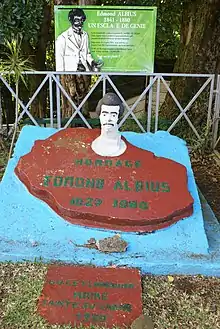 Un des deux monuments à Sainte-Suzanne.