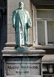Statue d'Édouard Van Beneden devant l'institut de zoologie.