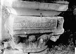 Fragment sculpté, peut-être fonts baptismaux, au tout début du XXe siècle.