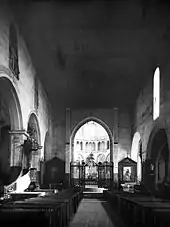 La nef est séparée du chœur par une grille, avant 1926.