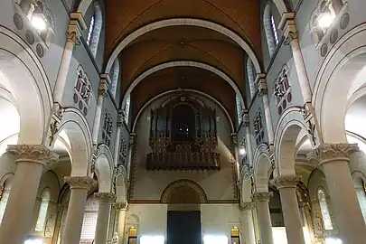 La nef avec l'orgue.