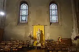 Statue de saint Joseph au transept droit.