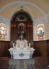 Le maître-autel en bois peint du XVIIIe siècle.