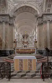 Le maître-autel, vu de la nef des fidèles