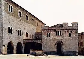 Le Palais des Consuls et l'église Saint-Sylvestre