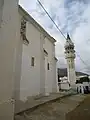 Vue sur le minaret à proximité de l'église.