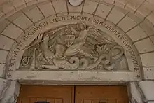 gros plan d'une sculpture visible à l'entrée de l'église