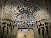 Tympan de l'ancien portail : « Le Christ entre saint Pierre et saint Paul » et vierges sages et vierges folles (XIIIe).