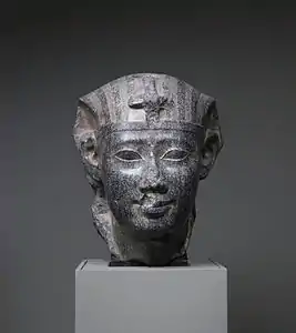 Buste de Ptolémée II selon les canons de l'art de l'Égypte antique.