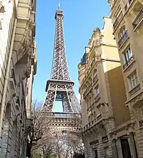 La tour Eiffel vue de la rue.