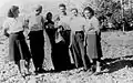 Membres du kibboutz Tzova lors d'une visite de courtoisie à leurs voisins de Ein Rafa, 1948