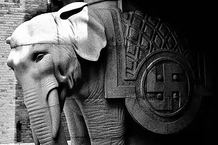 Copenhague, quartier Carlsberg (en), porte des Éléphants (en), détail d'un des éléphants sculpté au début du XXe siècle, portant une croix gammée. Il convient d'observer que la division SS « Nordland », composée de Scandinaves dont des Danois, avait adopté en 1943 ce type de croix incurvée (croix solairecroix solaire brisée) dans son emblème (voir photo ci-dessus).