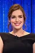 Elizabeth Henstridge interprète l'agent et Dr Jemma Simmons (en)