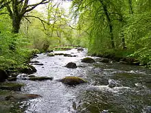 L'Ellé, en contrebas de la chapelle Sainte-Barbe du Faouët, sépare les communes du Faouet et de Priziac.
