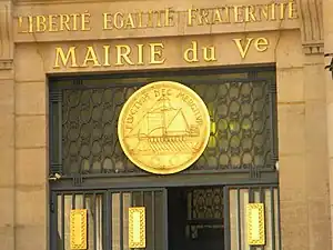 Sur la mairie du 5e arrondissement.