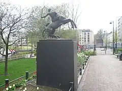 Arcum tendit Apollo.