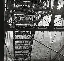 Photographie vers l'intérieur de la Grande roue, prise depuis une des nacelles par Emil Mayer entre 1905 et 1914. On distingue en arrière-plan Vienne et notamment le clocher de l'église St. Othmar unter den Weißgerbern.