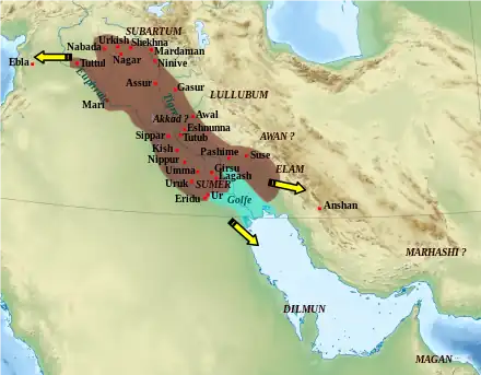 Étendue approximative de l'empire d'Akkad à son apogée v. 2250 av. J.-C., et direction des campagnes militaires extérieures.