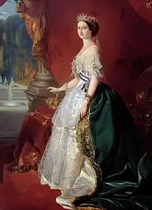 Portrait de souveraine en pied, de 3/4, vêtue d'une robe de bal à crinoline banche avec une traîne de satin de velours vert.