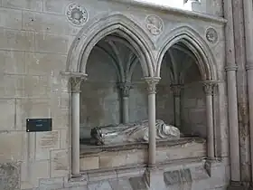 Enfeu de Jean de Samois avec le gisant décapité de Pierre Cauchon.