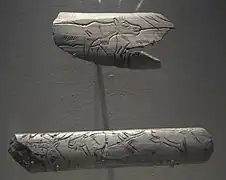 Os gravé brisé, deux rennes tournés à droite et l'os gravé à têtes de renne et d'ibex.