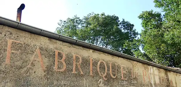 Façade nord de la fabrique et entrée.